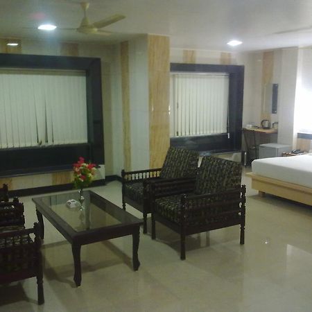 Hotel Arch Manor Deluxe Бопал Стая снимка