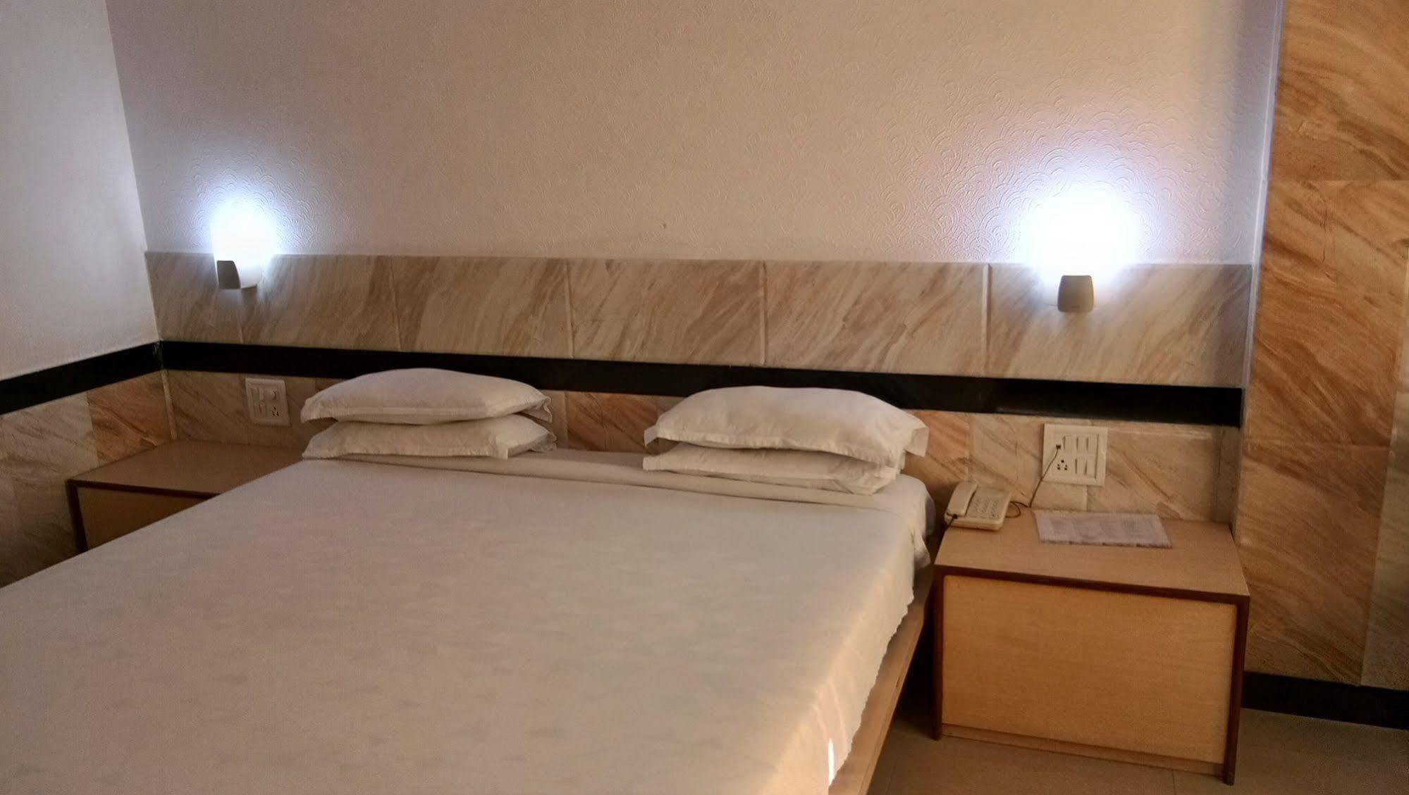 Hotel Arch Manor Deluxe Бопал Екстериор снимка